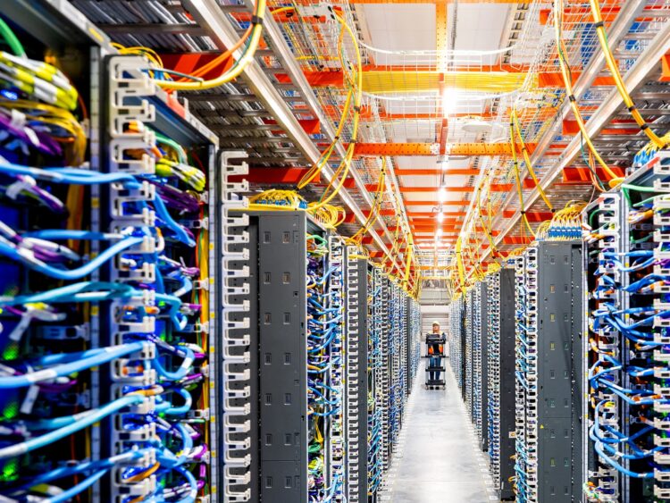NextEra ودومينيون يدمجان أعمال الطاقة لتلبية الطلب المتزايد