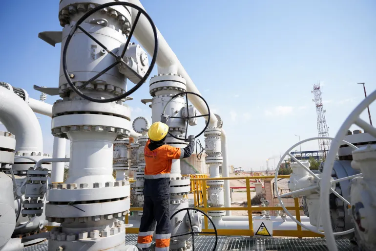 عائدات النفط تشكل نحو 95% من إيرادات الموازنة العراقية (رويترز)