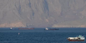 ناقلات نفط وسفن شحن تعبر قرب مضيق هرمز وسط ترتيبات عراقية وباكستانية مع إيران لتأمين شحنات الطاقة.