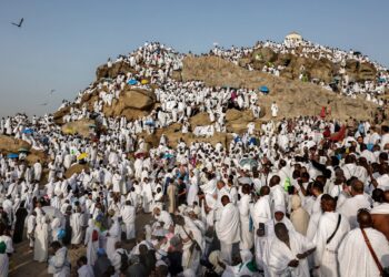 آلاف الإيرانيين يصلون إلى السعودية لأداء الحج رغم الحرب