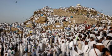 آلاف الإيرانيين يصلون إلى السعودية لأداء الحج رغم الحرب