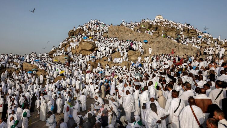 آلاف الإيرانيين يصلون إلى السعودية لأداء الحج رغم الحرب آلاف الإيرانيين يصلون إلى السعودية لأداء الحج رغم الحرب