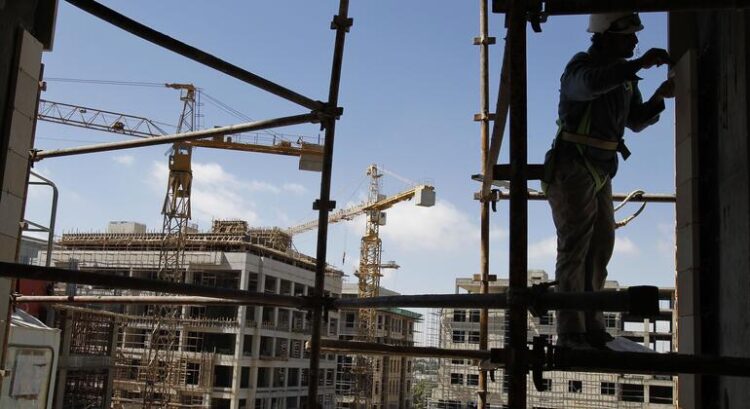 أزمة هرمز تؤثر على المطابخ والموانئ والرواتب