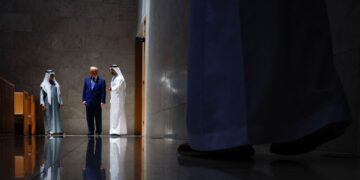 أمريكا تبحث عن دعم الدولار للإمارات وسط تأثيرات الحرب مع إيران
