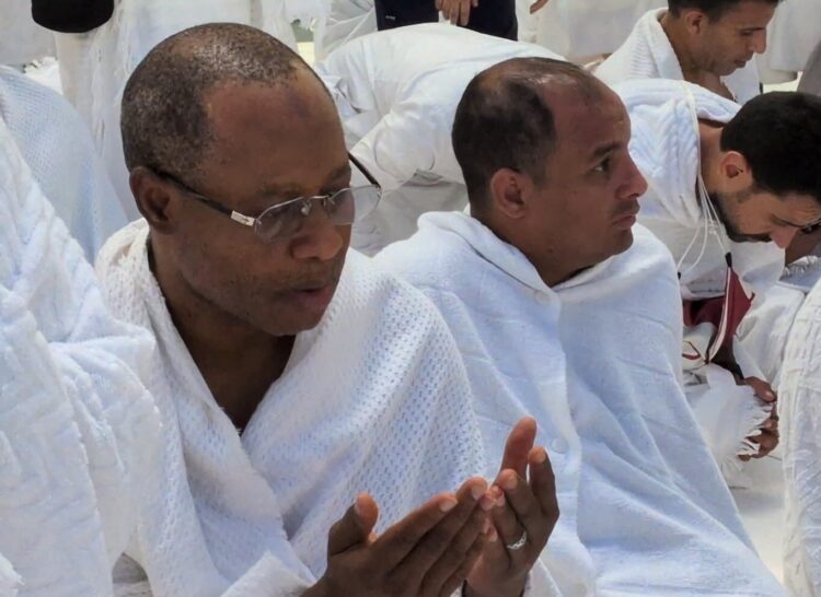 أوبا ساني يوزع 300 ريال على حجاج ولاية كادونا في السعودية أوبا ساني يوزع 300 ريال على حجاج ولاية كادونا في السعودية
