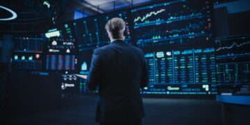 أي العملات الرقمية: XRP أو سولانا أو كاردانو تتمتع بالنشاط الأكبر؟