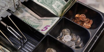 إنفاق المستهلكين يدفع الاقتصاد الأمريكي للنمو 4.4% في الربع الثالث