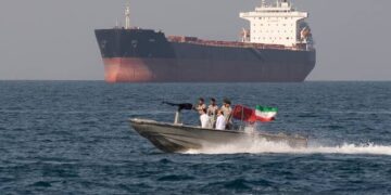 إيران تستخدم البيتكوين لتأمين السفن التجارية بمضيق هرمز
