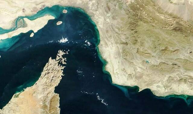 إيران تعرض مسودة تفاهم لفتح مضيق هرمز عبر عمان إيران تعرض مسودة تفاهم لفتح مضيق هرمز عبر عمان