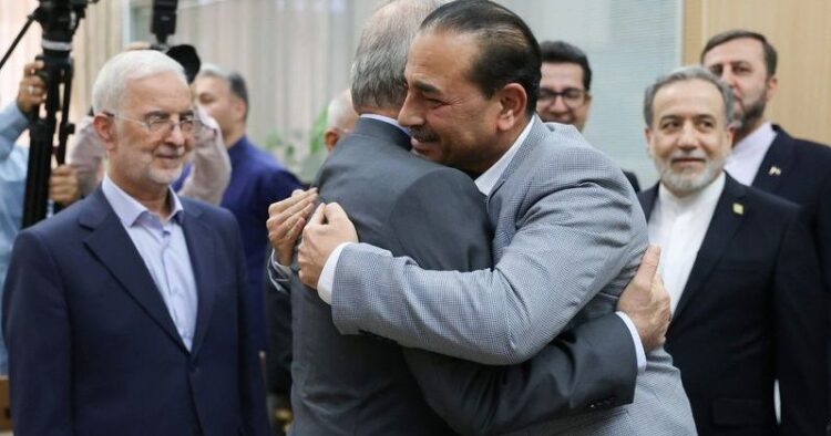 إيران وأمريكا تقتربان من اتفاق لإنهاء الحرب وإعادة فتح هرمز