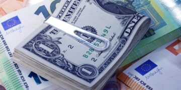 ارتفاع الدولار الأمريكي نتيجة تعديل سياسة الاحتياطي الفيدرالي