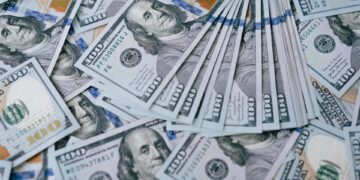 ارتفاع الدولار يتوقف وسط تفاؤل بصفقة إيران وتراجع الأسترالي