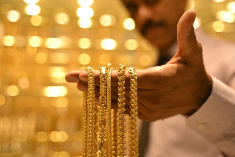 ارتفاع الذهب مع تراجع الدولار والنفط توقعاً لاتفاق أمريكي إيراني