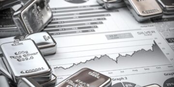 ارتفاع سعر الفضة إلى 64 دولارًا مع استمرار العجز في المعروض