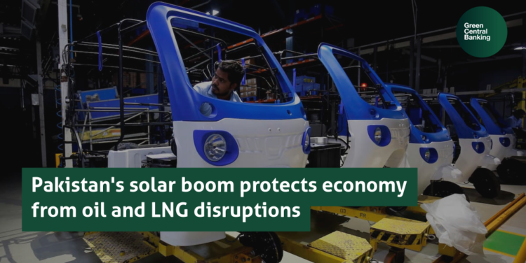 ازدهار الطاقة الشمسية في باكستان يحمي الاقتصاد من اضطرابات واردات LNG