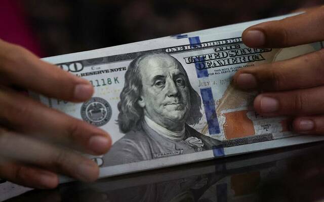 ارتفاع طفيف في الدولار وسط ترقب الأحداث الإيرانية والفائدة الأمريكية استقرار الدولار في ظل تفاؤل بمحادثات السلام