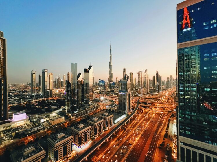 الإمارات تتحرر من أوبك: تأثيرات على الأسواق والوحدة الإقليمية