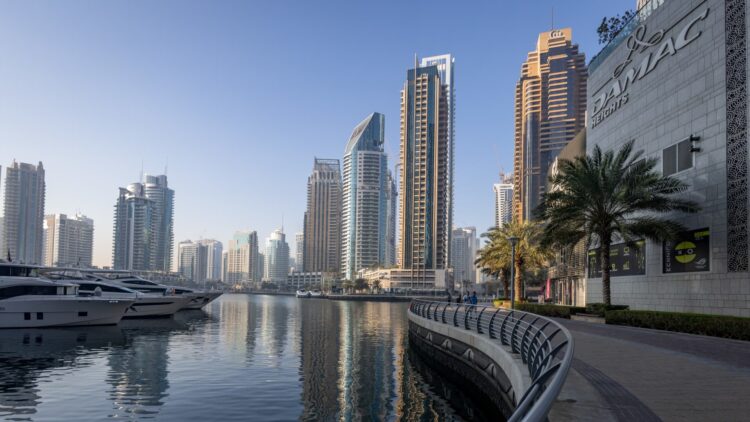 الإمارات تفكر في تجميد أصول إيرانية وسط تصاعد النزاع بالشرق الأوسط الإمارات تفكر في تجميد أصول إيرانية وسط تصاعد النزاع بالشرق الأوسط