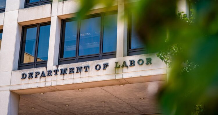 البيت الأبيض: تقارير اقتصادية هامة مهددة بالتأخير البيت الأبيض: تقارير اقتصادية هامة مهددة بالتأخير