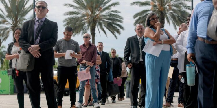 التواصل الفعّال لتأمين وظيفة في سوق العمل الصعبة