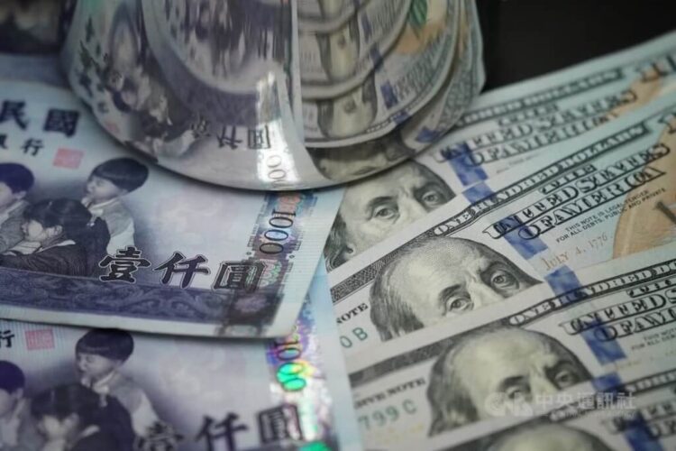 الدولار الأمريكي يسجل تراجعًا في سوق العملات بتايبيه الدولار الأمريكي يسجل تراجعًا في سوق العملات بتايبيه