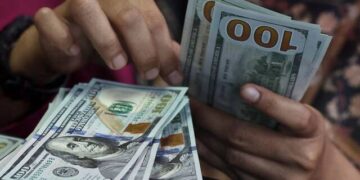 الدولار يرتفع مجددًا ويحقق مكاسب أسبوعية ملحوظة