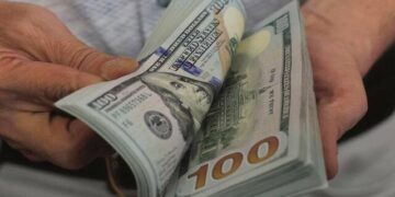 الدولار يستقر قرب قمة 6 أسابيع وسط توقعات الفائدة