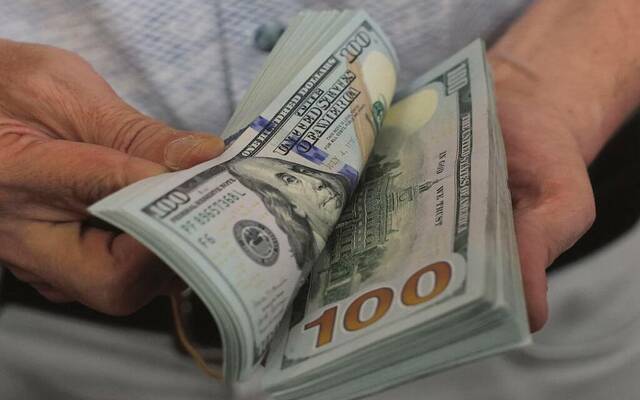 الدولار يستقر قرب قمة 6 أسابيع وسط توقعات الفائدة الدولار يستقر قرب قمة 6 أسابيع وسط توقعات الفائدة