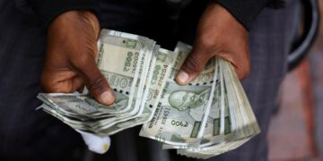 الروبية تتراجع إلى أدنى مستوى لها 96.25 مقابل الدولار الأمريكي