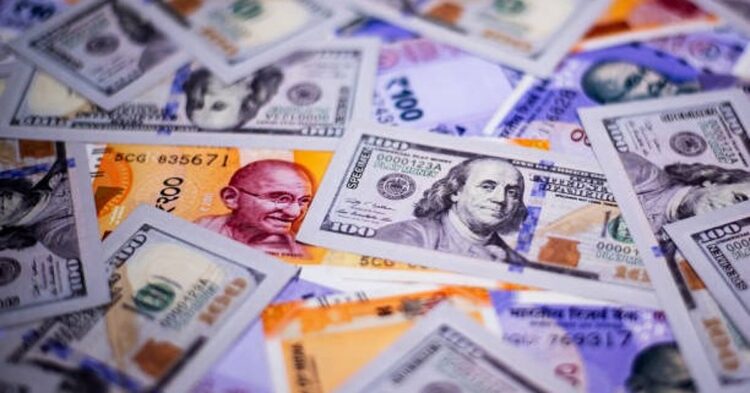 الروبية تقترب من 100 لل-dollar مع ارتفاع التضخم وفواتير الطاقة