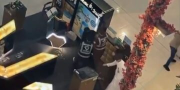 السعودية تحقق في واقعة تحطيم امرأة لكشك عطور في مول