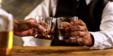 السعودية ترفع حظر الكحول عن الأثرياء الأجانب