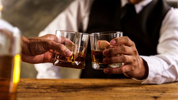 السعودية ترفع حظر الكحول عن الأثرياء الأجانب السعودية ترفع حظر الكحول عن الأثرياء الأجانب