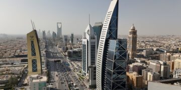 السعودية تواجه عجزًا بـ 33.5 مليار دولار بسبب تراجع مبيعات النفط