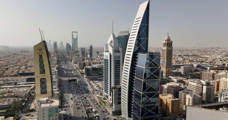 السعودية تواجه عجزًا بـ 33.5 مليار دولار بسبب تراجع مبيعات النفط