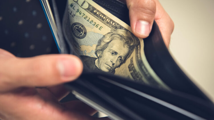 الضغوط المتعلقة بالتضخم ورفع الفائدة والحرب في إيران تؤثر على الأمريكيين