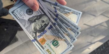 القوى المتوسطة ودور الدولار الأمريكي في تعزيز السلام