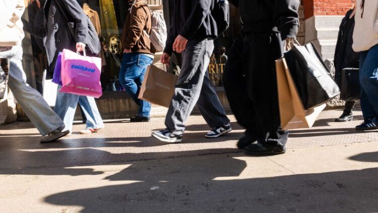 المتسوقون الأمريكيون يستعيدون نشاطهم في السوق مجددًا المتسوقون الأمريكيون يستعيدون نشاطهم في السوق مجددًا