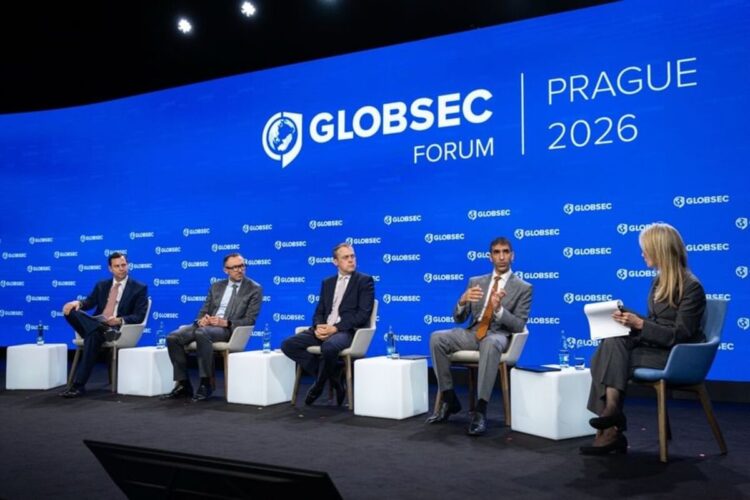 الوزير الزايد يوضح استراتيجيات تعزيز مكانة الإمارات كمركز عالمي مستقر الوزير الزايد يوضح استراتيجيات تعزيز مكانة الإمارات كمركز عالمي مستقر