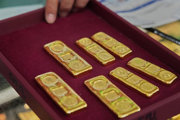 انخفاض الذهب إلى 4900 دولار وتراجع الفضة 25% في السوق انخفاض الذهب إلى 4900 دولار وتراجع الفضة 25% في السوق