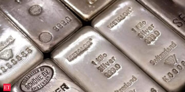 انخفاض سعر الفضة 14.1%: هل ينخفض دون 99.77 دولارًا؟
