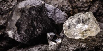 بيتراديموند تحذر من أزمة سوق الألماس الطبيعي وتقلص وظائفها