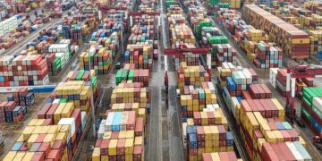 تأثير التعريفات الجمركية على الاقتصاد الأمريكي في 2025