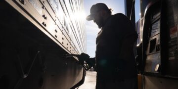 تأثير حرب إيران على الاقتصاد الأمريكي ومستوى الطلب