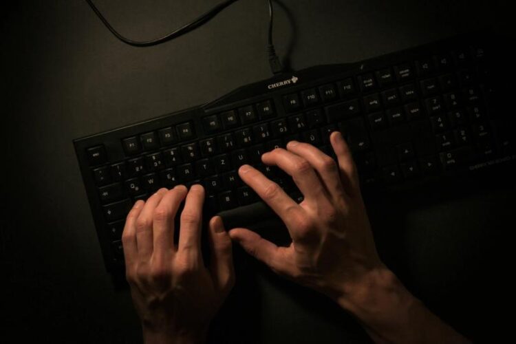 تحذيرات من خبراء: الذكاء الاصطناعي يعجل تهديدات الكم للعملات الرقمية تحذيرات من خبراء: الذكاء الاصطناعي يعجل تهديدات الكم للعملات الرقمية