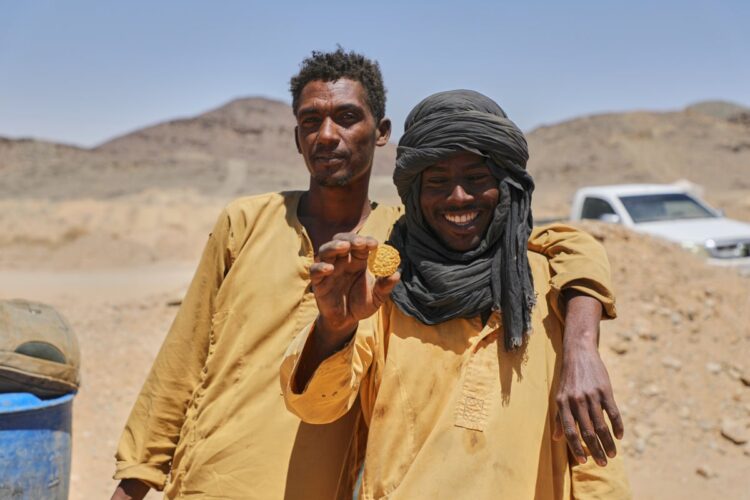 تدفق الذهب في اقتصاد الحرب بالسودان رغم مخاطر الزئبق والانهيار تدفق الذهب في اقتصاد الحرب بالسودان رغم مخاطر الزئبق والانهيار