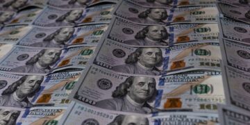 تراجع الدولار بعد تقارير عن اتفاق عقوبات بين أمريكا وإيران