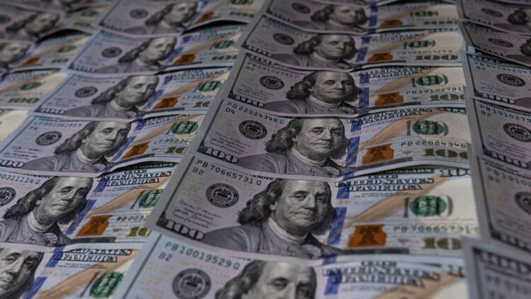 تراجع الدولار بعد تقارير عن اتفاق عقوبات بين أمريكا وإيران تراجع الدولار بعد تقارير عن اتفاق عقوبات بين أمريكا وإيران