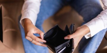 ترمب يقول إن معاناة الأمريكيين لا تهم مع صرف 1.7 مليار دولار لمساعديهي