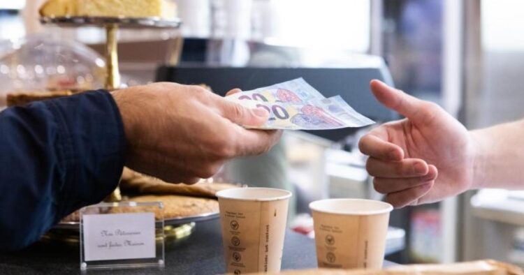 توقعات بتباطؤ اقتصاد الاتحاد الأوروبي مع ارتفاع التضخم توقعات بتباطؤ اقتصاد الاتحاد الأوروبي مع ارتفاع التضخم
